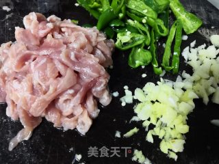 芹菜肉丝的做法步骤：1