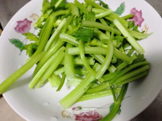 芹菜肉丝的做法步骤：2