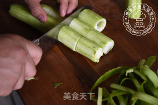 虾仁丝瓜筒的做法步骤：2