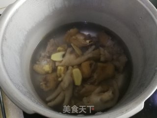 白果山药炖土鸡的做法步骤：2