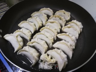 牛肉荠菜煎饺的做法步骤：9