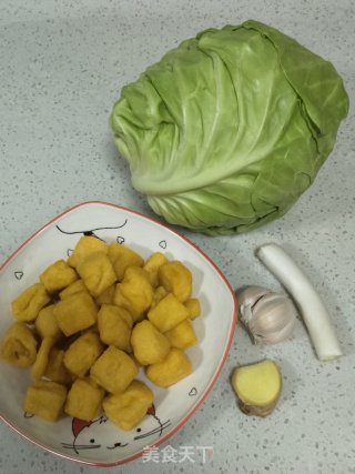 豆腐泡炒甘蓝的做法步骤：1