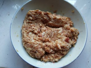 荠菜蘑菇鲜肉饺的做法步骤：1