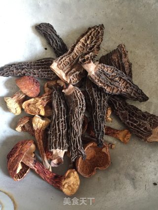 双菌薏米炖鹧鸪的做法步骤：1
