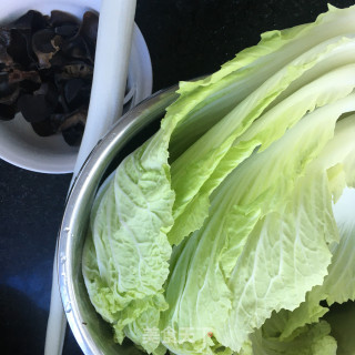 蚝油白菜炒木耳的做法步骤：1