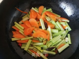 胡萝卜芹菜炒粉条的做法步骤：5