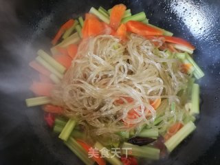 胡萝卜芹菜炒粉条的做法步骤：6