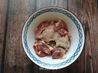 小米椒大葱炒羊肉的做法步骤：3