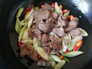 小米椒大葱炒羊肉的做法步骤：10