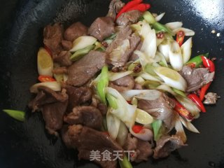 小米椒大葱炒羊肉的做法步骤：12