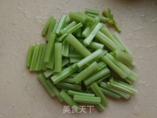 胡萝卜芹菜木耳炒粉条的做法步骤：2