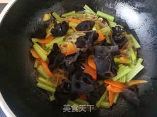 胡萝卜芹菜木耳炒粉条的做法步骤：6