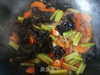 胡萝卜芹菜木耳炒粉条的做法步骤：9