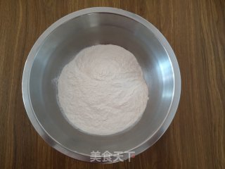 虾仁炒酒窝面的做法步骤：1