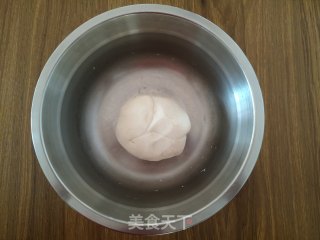 虾仁炒酒窝面的做法步骤：2