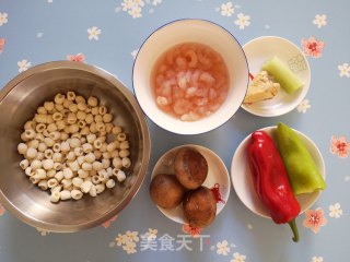 虾仁炒酒窝面的做法步骤：5