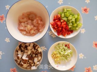 虾仁炒酒窝面的做法步骤：6