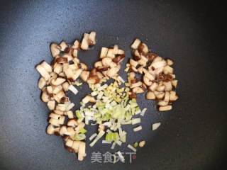虾仁炒酒窝面的做法步骤：10