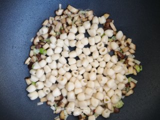 虾仁炒酒窝面的做法步骤：11