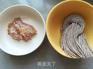 酸辣豚骨面的做法步骤：2