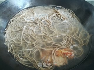 酸辣豚骨面的做法步骤：3