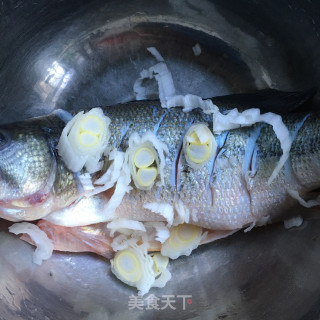 糖醋鲈鱼的做法步骤：2