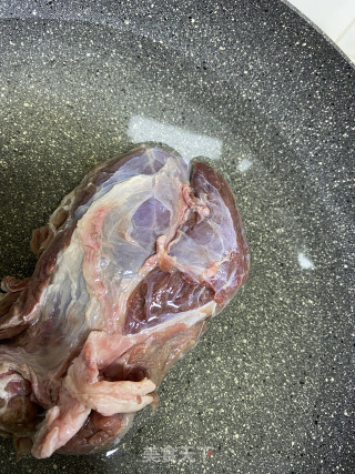 芋头炖牛肉的做法步骤：2