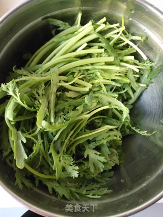 蒜蓉茼蒿的做法步骤：1