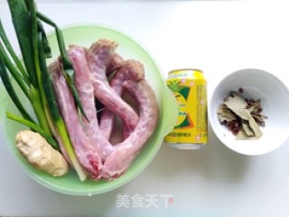 红烧鸭脖的做法步骤：1