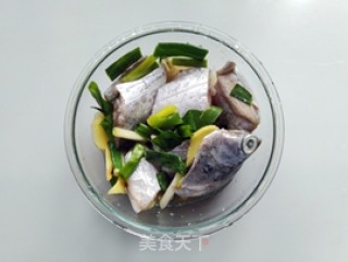 干煎带鱼的做法步骤：2