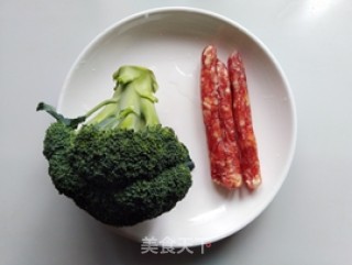 西蓝花炒腊肠的做法步骤：1