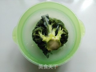 西蓝花炒腊肠的做法步骤：2