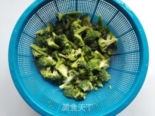 西蓝花炒腊肠的做法步骤：3