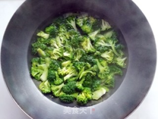 西蓝花炒腊肠的做法步骤：4