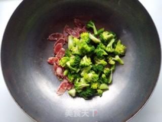 西蓝花炒腊肠的做法步骤：7