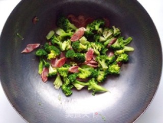 西蓝花炒腊肠的做法步骤：8