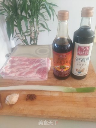 秘制红烧肉（不炒糖色不用油）的做法步骤：1