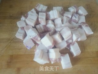 秘制红烧肉（不炒糖色不用油）的做法步骤：2