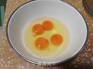 鸡蛋啤酒泡鲞的做法步骤：1