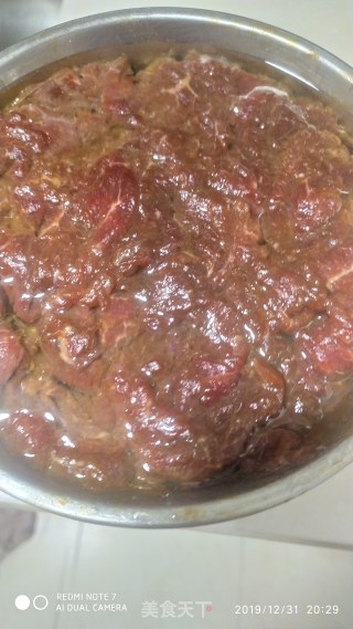 牛肉莴笋的做法步骤：1