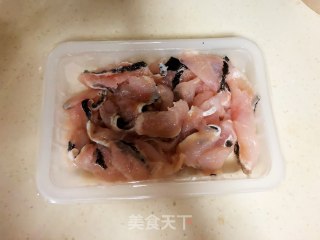 金针黑鱼卷的做法步骤：1