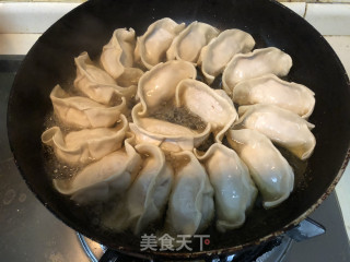 酸菜煎饺的做法步骤：9