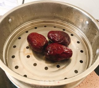 【红枣蛋黄泥】7、8月龄婴儿宝宝辅食的做法步骤：1