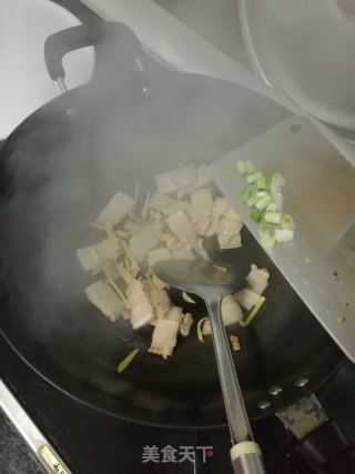 五花肉焖酸菜的做法步骤：4