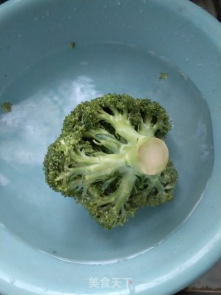 西蓝花炒肉的做法步骤：1