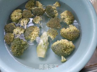 西蓝花炒肉的做法步骤：2