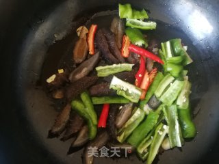 青红椒炒海参的做法步骤：6