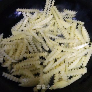 干煸土豆条的做法步骤：3
