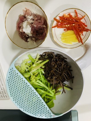 芹菜木耳炒肉丝的做法步骤：1