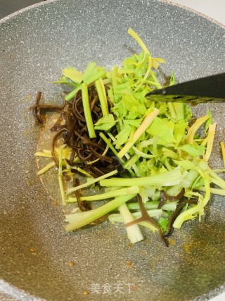 芹菜木耳炒肉丝的做法步骤：5
